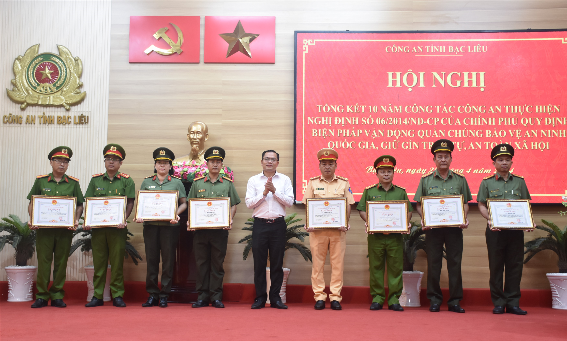 Đồng chí Ngô Vũ Thăng, Phó Chủ tịch Ủy ban nhân dân tỉnh tặng Bằng khen của Chủ tịch Ủy ban nhân dân tỉnh tặng các tập thể, cá nhân có thành tích xuất sắc.