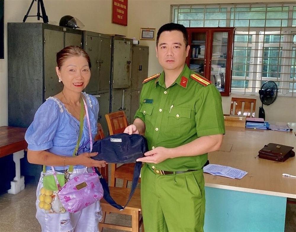 Công an phường Đại Yên trả lại tài sản cho bà Chu Shu Chiung.