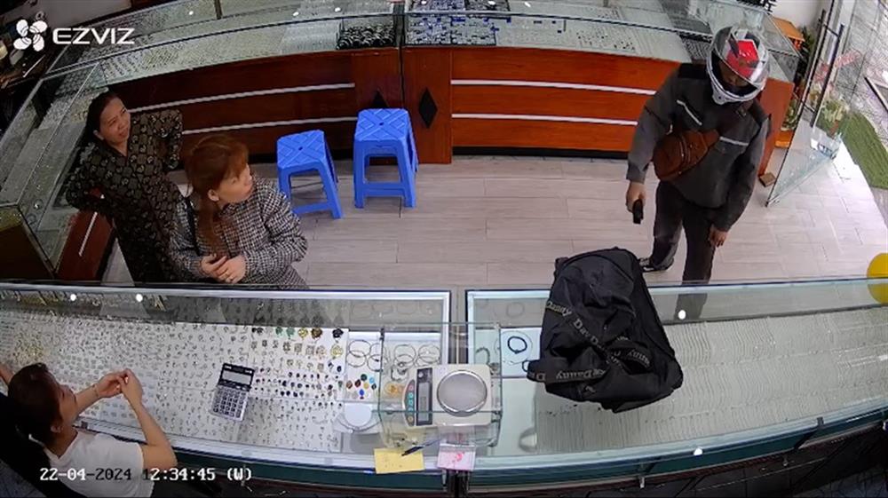Hình ảnh trich xuất từ Camera an ninh khi đối tượng dùng dùi cui điện đe doạ chủ tiệm vàng nhằm cướp tài sản