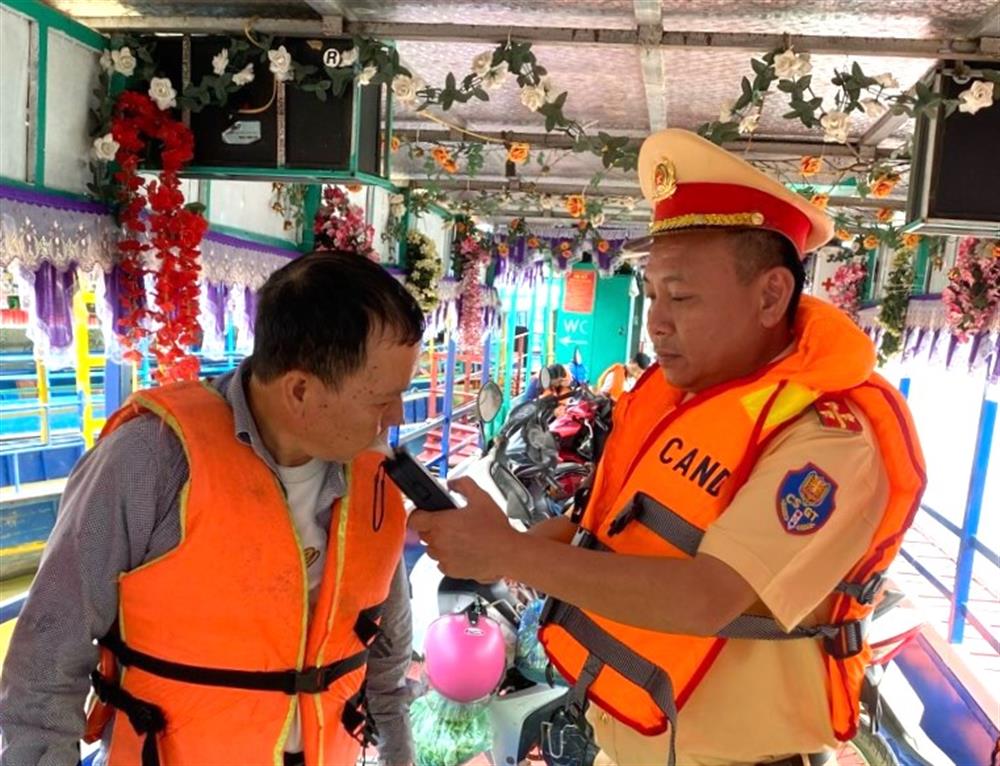 Thường xuyên kiểm tra nồng độ cồn đối với người điều khiển phương tiện giao thông đường thuỷ.