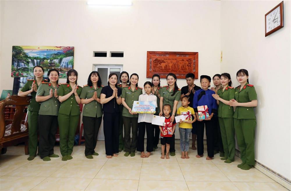 Ban Phụ nữ Công an tỉnh và các Chi hội phụ nữ cơ sở nhận đỡ đầu cho 3 chị em ruột ở xã Tân Thành, huyện Cao Lộc có mẹ mất do dịch bệnh COVID-19.