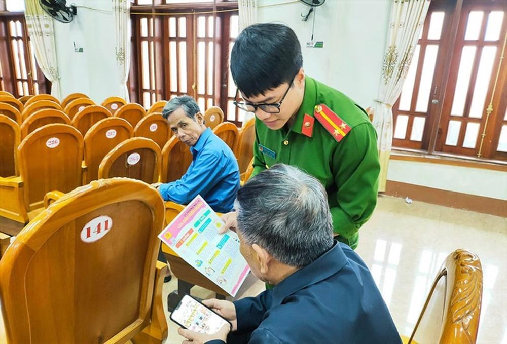 Công an huyện Cẩm Xuyên phát tờ rơi tuyên truyền trực tiếp đến tay người dân.