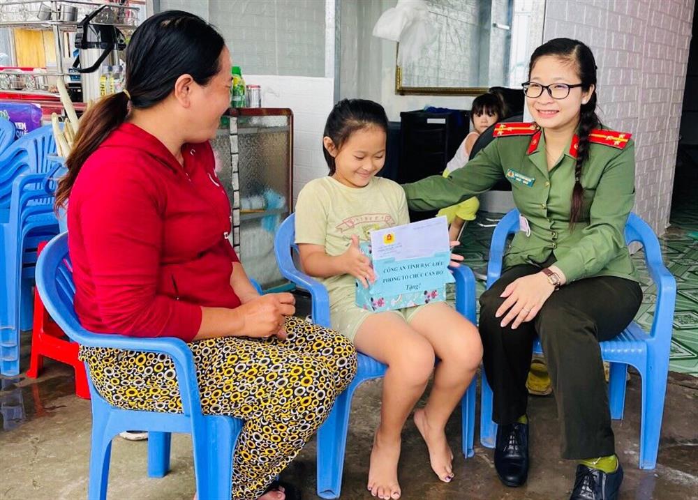 Nụ cười của các con là niềm vui to lớn của những người “mẹ đỡ đầu”.