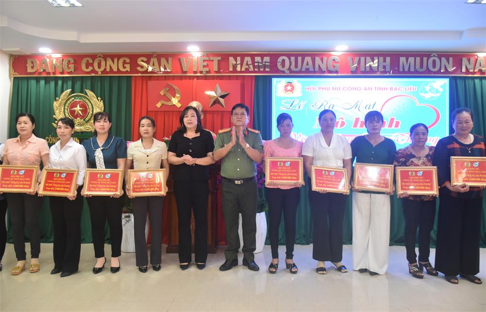 Đại tá Trương Công Dũng, Phó Giám đốc Công an tỉnh và đại diện Hội Liên hiệp Phụ nữ tỉnh hỗ trợ vốn cho 10 phụ nữ có hoàn cảnh khó khăn là thành viên câu lạc bộ “Nữ phòng, chống tội phạm”.