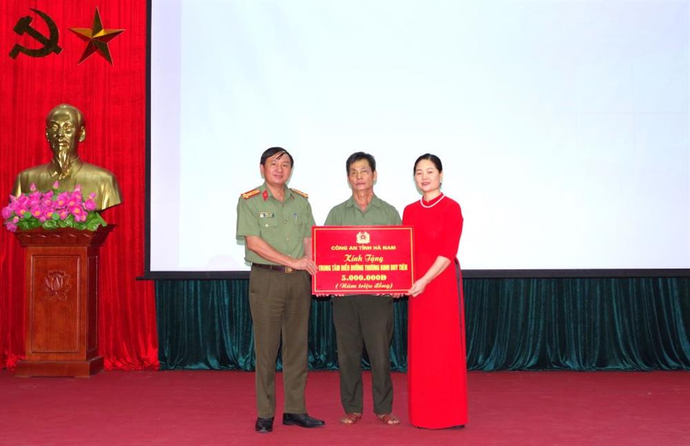 2. Thiếu tướng Ngô Hoài Thu và lãnh đạo một số đơn vị Công an tỉnh Hà Nam thăm hỏi, tặng quà Trung tâm Điều dưỡng thương binh Duy Tiên.