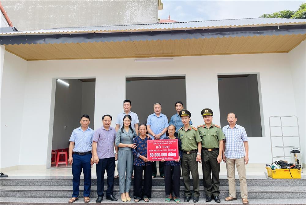 Công an huyện Hiệp Hòa trao kinh phí 50 triệu đồng hỗ trợ xây dựng "nhà tình thương" cho gia đình bà Phạm Thị Doãn.