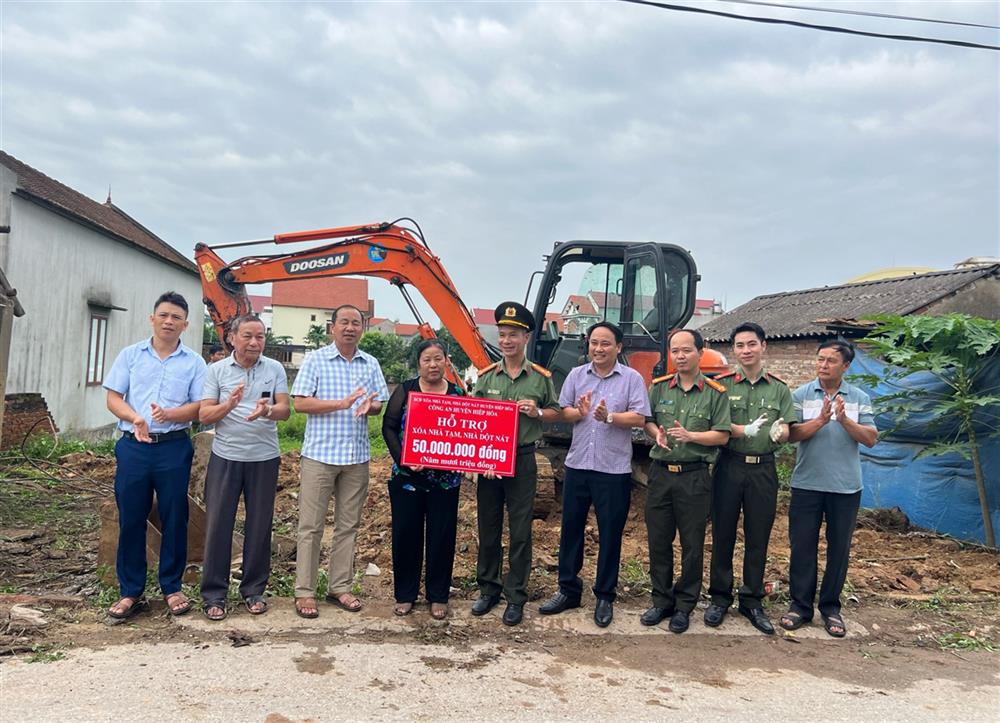 Công an huyện Hiệp Hoà phối hợp với chính quyền địa phương khởi công xây dựng mái ấm tình thương cho gia đình bà Hoàng Thị Lợi (trú tại thôn Cẩm Bào, xã Xuân Cẩm, huyện Hiệp Hoà).