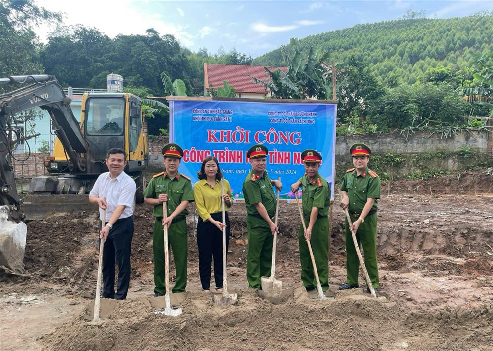 Cán bộ, chiến sỹ Khối thi đua Cảnh sát 1 phối hợp với chính quyền và nhân dân địa phương hỗ trợ giải phóng mặt bằng xoá nhà tạm cho gia đình bà Dương Thị Huân.