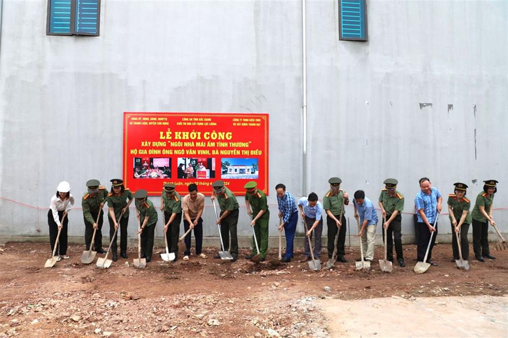 Các đại biểu và thân nhân gia đình ông Ngô Văn Vinh động thổ thi công công trình nhà ở mái ấm tình thương.