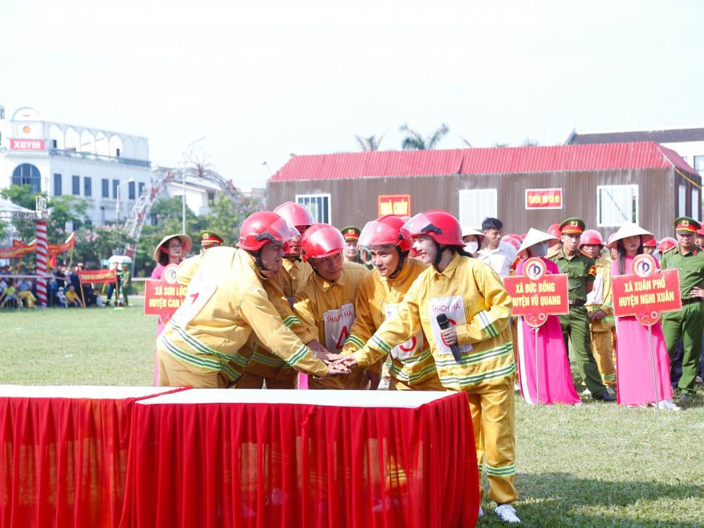 Sau Lễ khai mạc, 13 đội bước vào thi lý thuyết về kiến thức PCCC, CNCH và tranh tài ở phần thi thực hành.