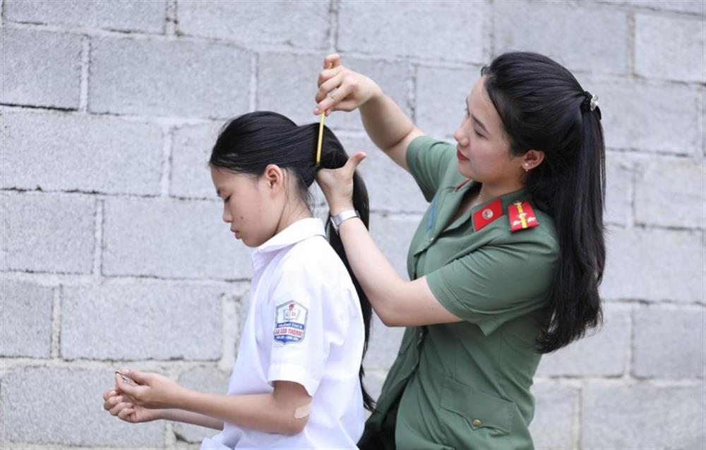 Các mẹ đỡ đầu quan tâm, chăm sóc cho các con.
