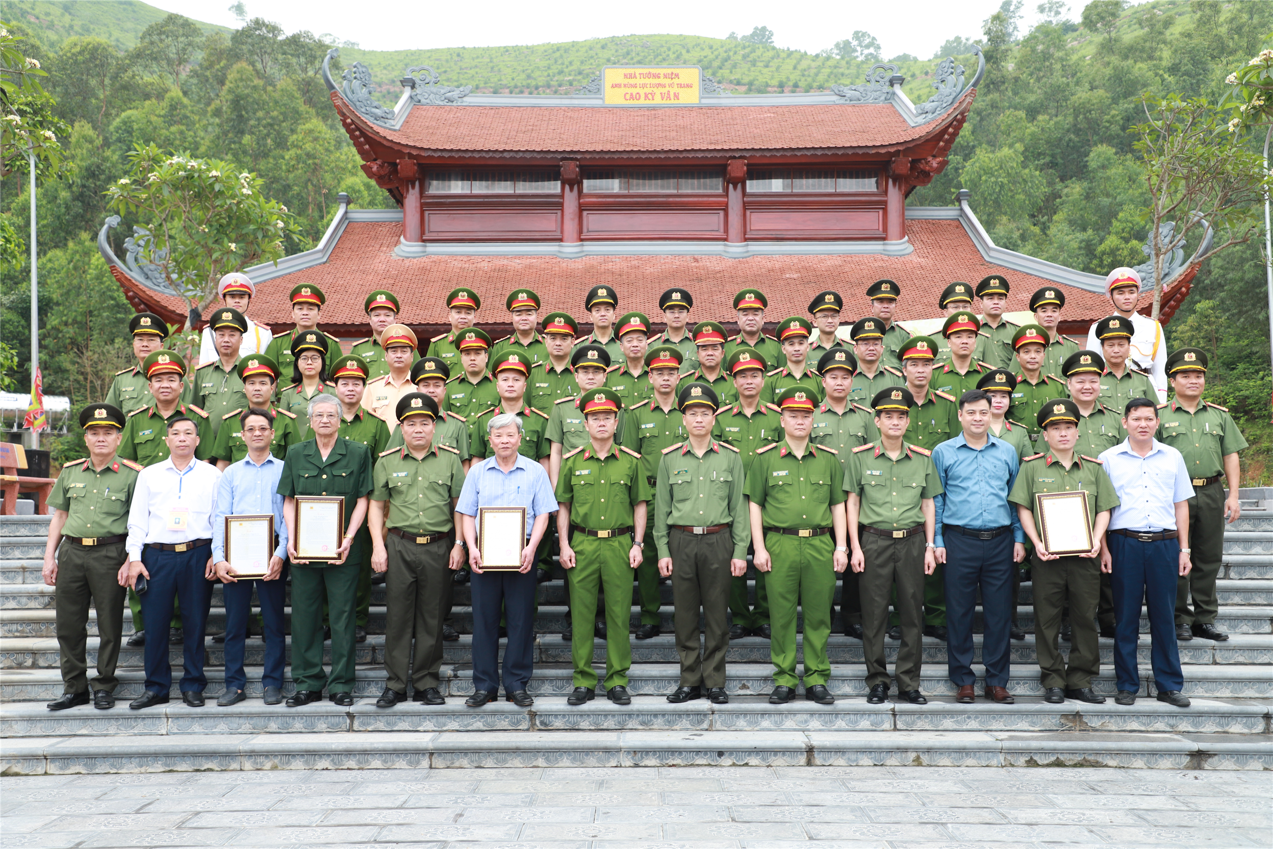 Các đại biểu tại Khu tưởng niệm Anh hùng, liệt sĩ Công an nhân dân Cao Kỳ Vân.