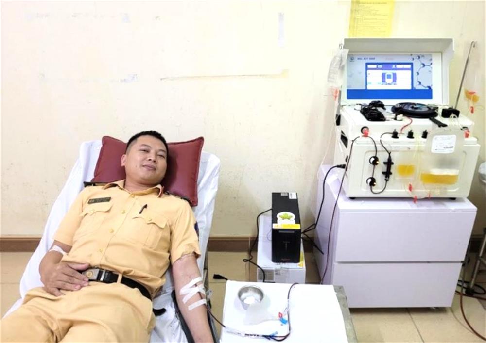 Thượng úy Biện Thanh Sơn trực tiếp hiến máu cứu người.