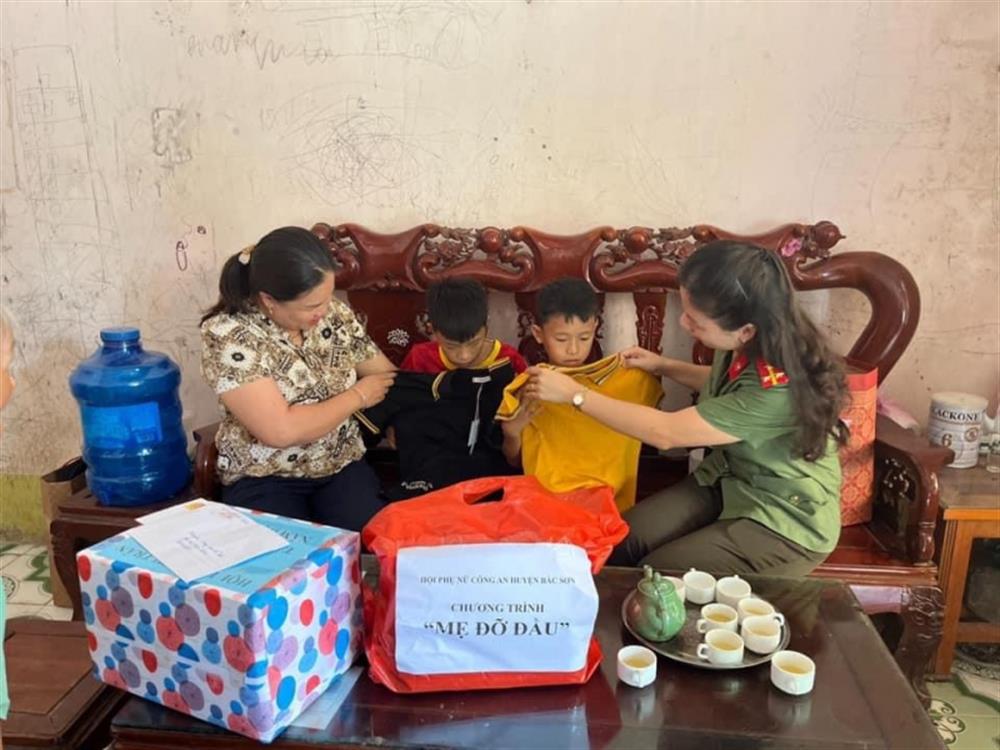 Mẹ đỡ đầu -Công an huyện Bắc Sơn tặng quà các em nhỏ và gia đình nhận đỡ đầu, giúp đỡ.