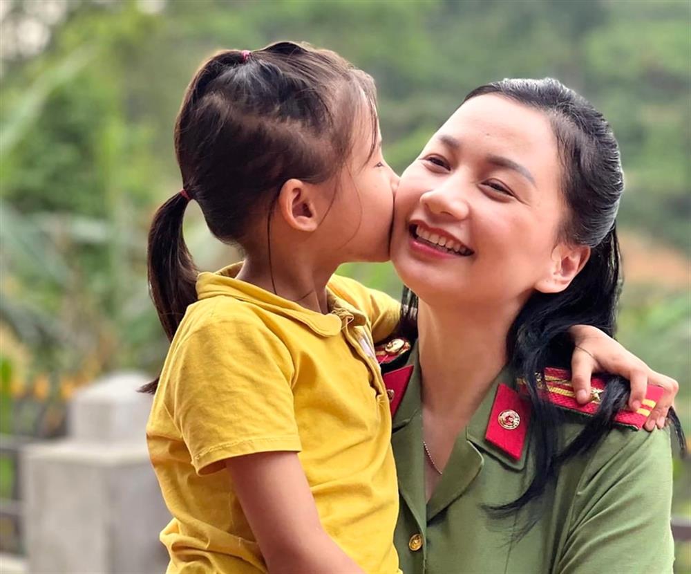 Em Lương Triệu Vy (ở xã Tân Thành, huyện Cao Lộc) và Mẹ đỡ đầu - Đại úy Nguyễn Thị Hiền, Trưởng ban Phụ nữ Công an tỉnh.