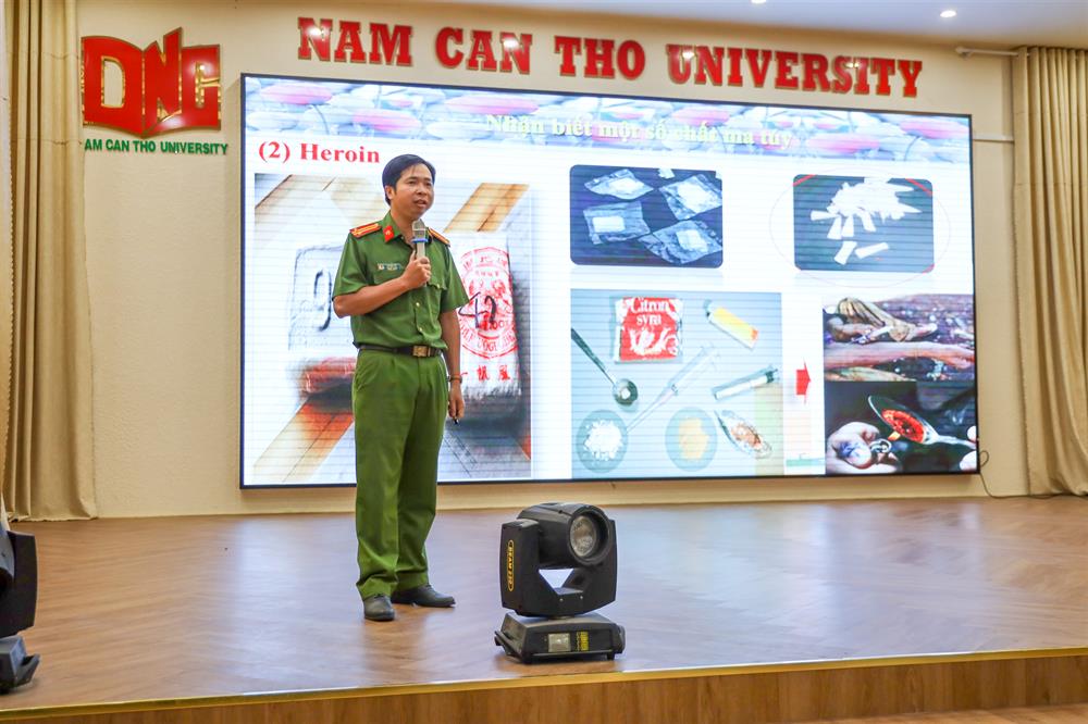 Cán bộ Phòng Cảnh sát điều tra tội phạm về ma túy, Công an thành phố Cần Thơ phổ biến kiến thức về ma túy cho các bạn sinh viên, cán bộ, giảng viên của trường