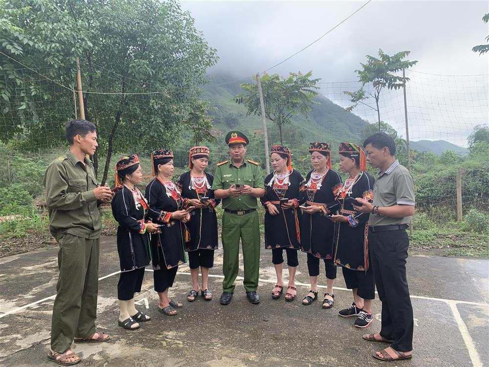 Lực lượng Công an xã và Công an viên tuyên truyền pháp luật tại các địa bàn vùng sâu vùng xa.