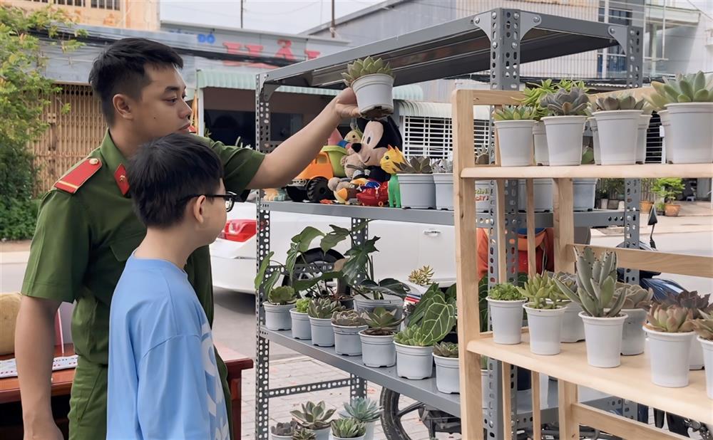 Các em học sinh đem sách cũ đến Công an TP. Long Xuyên đổi lấy cây xanh.