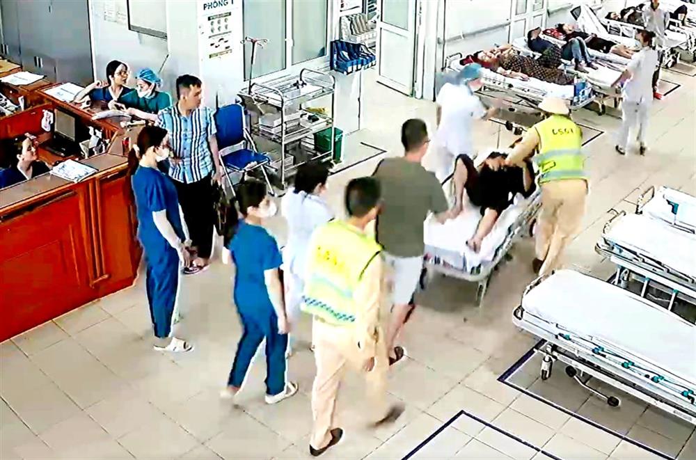 CSGT kịp thời hỗ trợ đưa cháu N.T.B. đi cấp cứu tại bệnh viện.
