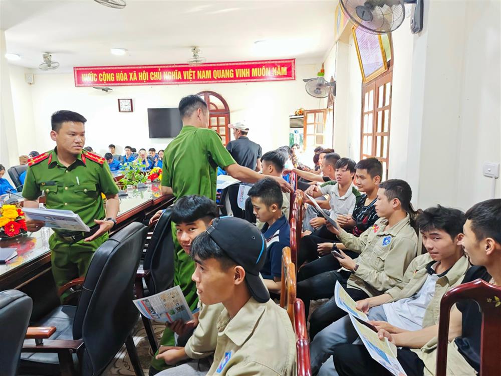 Phát tờ rơi tuyên truyền phòng, chống ma túy.