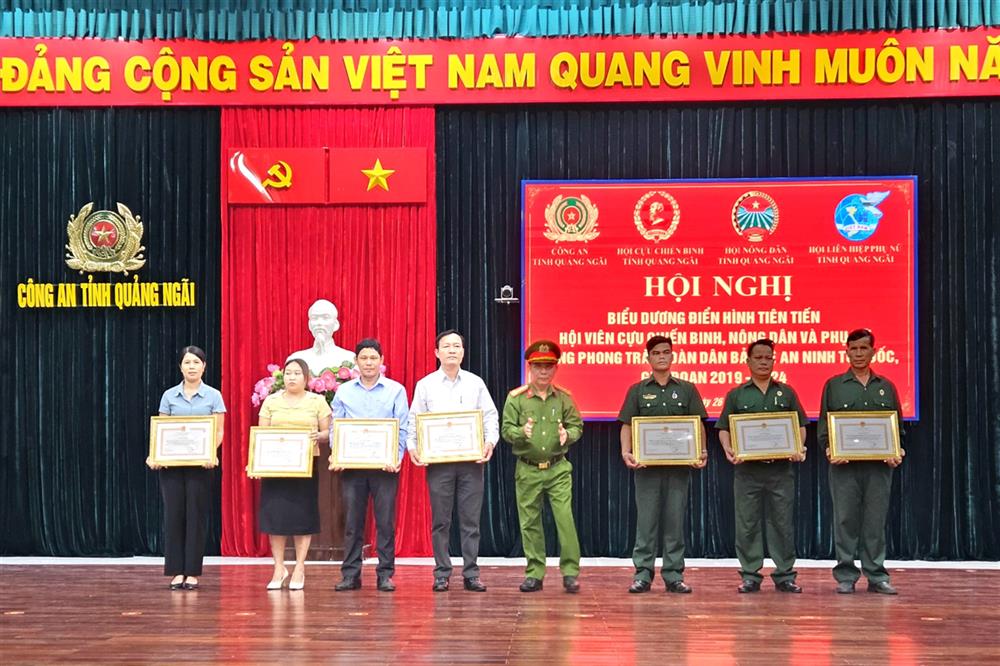 Các tập thể, cá nhân nhận khen thưởng tại Hội nghị