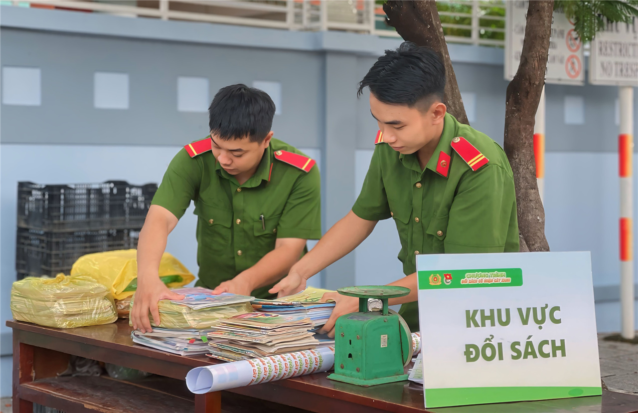 Cán bộ, chiến sĩ Công an TP Long Xuyên tiếp nhận sách cũ.