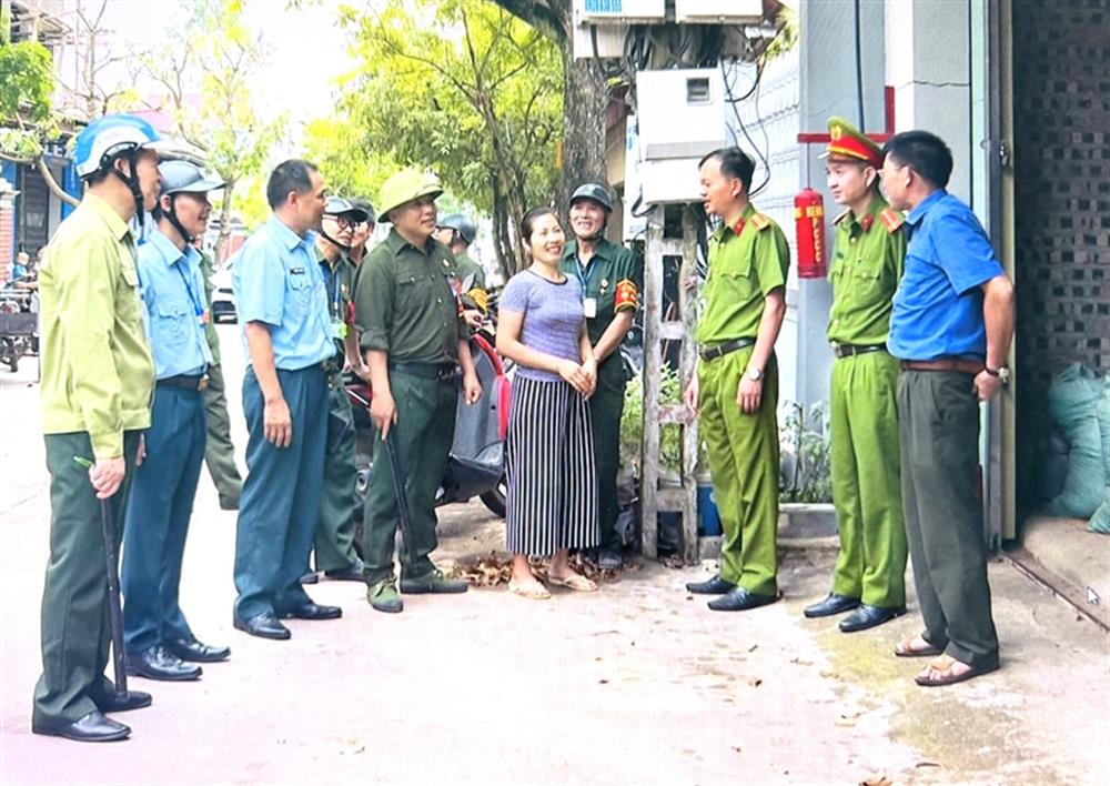 Công an thị trấn Kép - Lạng Giang và tổ tự quản ANTT Hội Cựu chiến binh thị trấn Kép tham gia tuần tra bảo đảm ANTT.