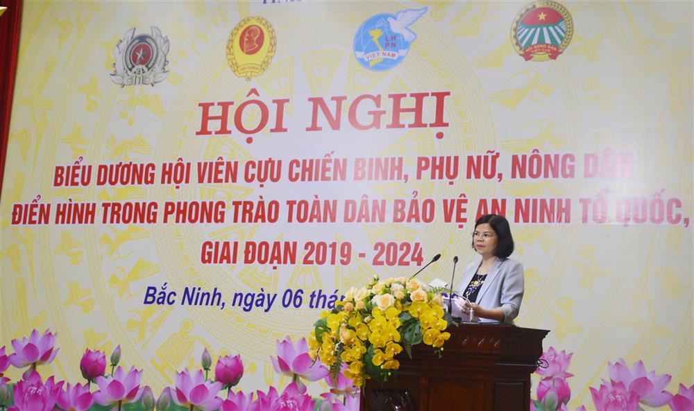 Đồng chí Nguyễn Hương Giang, Chủ tịch Ủy ban nhân dân tỉnh phát biểu tại Hội nghị.
