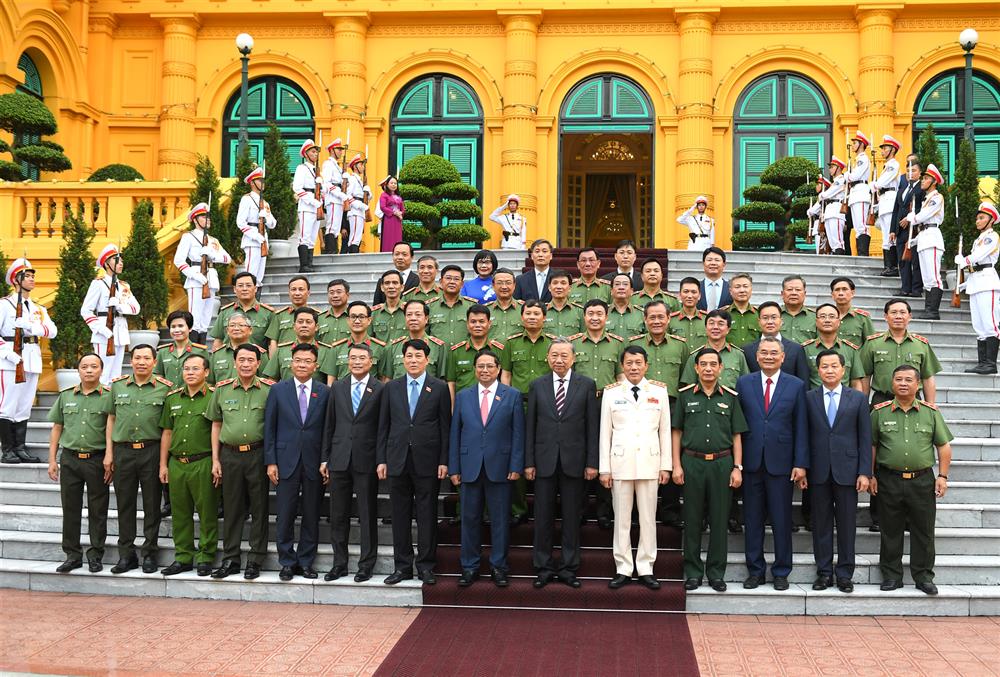 Các đồng chí dự buổi Lễ.