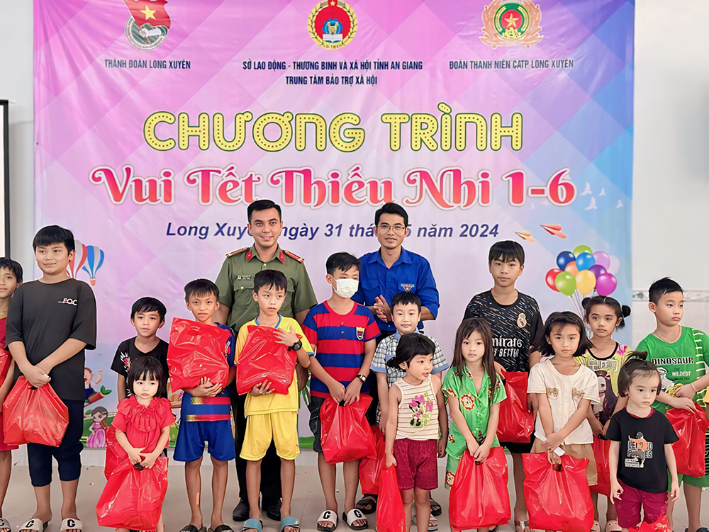 Trao quà tặng các em có hoàn cảnh khó khăn.