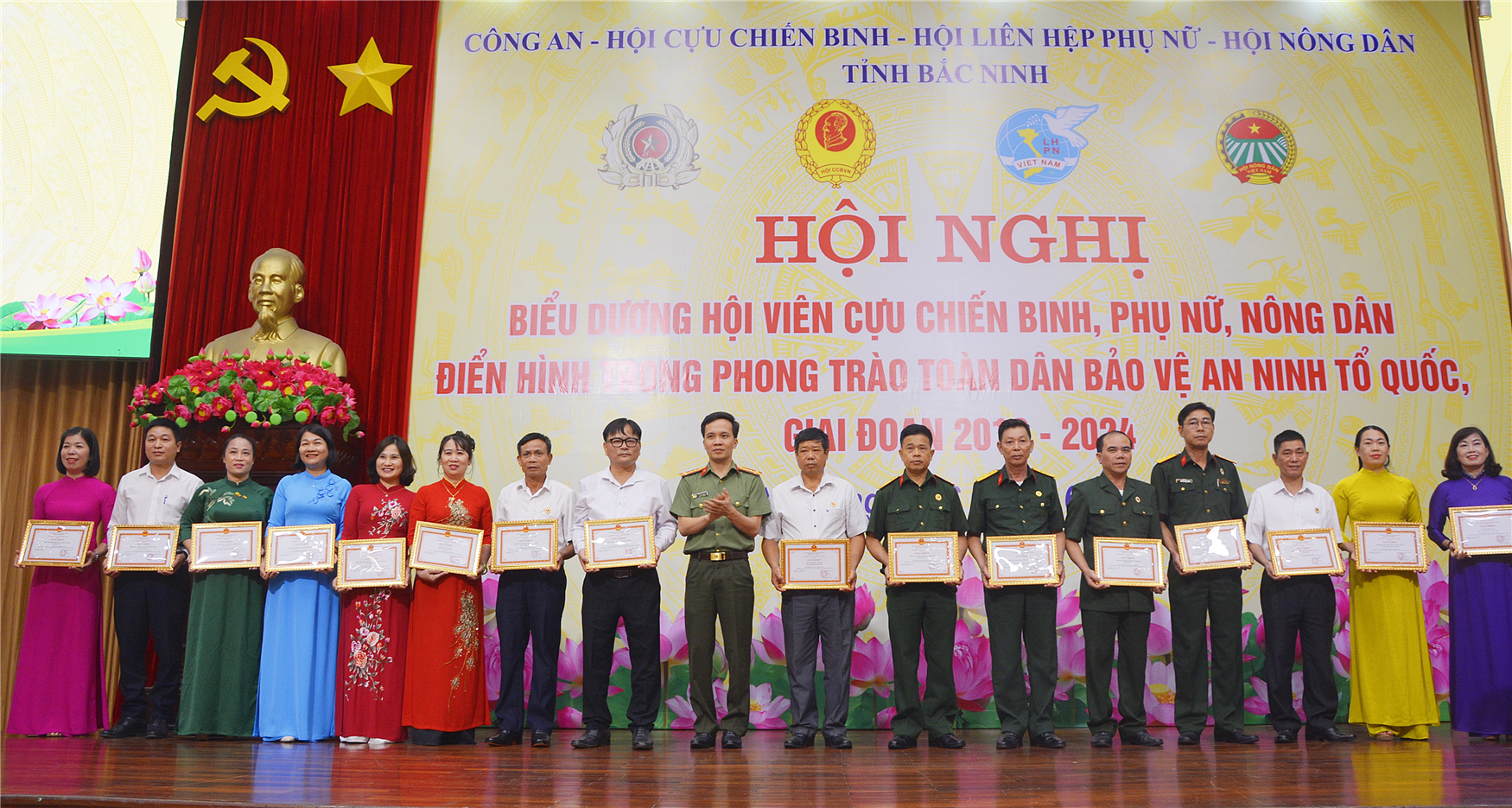 Đại tá Bùi Duy Hưng, Giám đốc Công an tỉnh trao Giấy khen tặng các tập thể có thành tích xuất sắc.