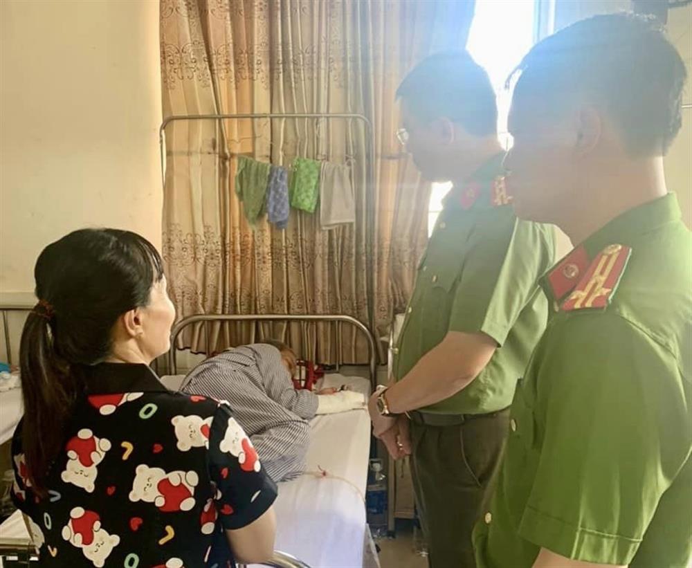 Đại tá Nguyễn Hồng Phong cùng Đoàn công tác đến thăm bà Lê Thị Thảo.