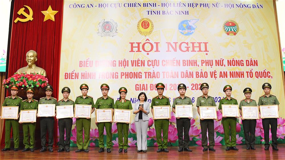 Đồng chí Nguyễn Hương Giang, Chủ tịch Ủy ban nhân dân tỉnh trao Bằng khen tặng các tập thể và cá nhân có thành tích xuất sắc.