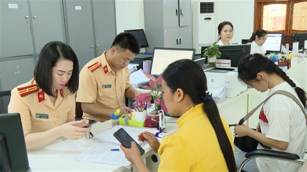 Cán bộ Phòng Cảnh sát giao thông hướng dẫn người dân truy cập vào Cổng dịch vụ công Quốc gia.