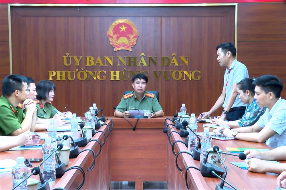 UBND Phường Hùng Vương báo cáo các nội dung chuẩn bị Lễ ra mắt các lực lượng tham gia bảo vệ ANTT ở cơ ở.