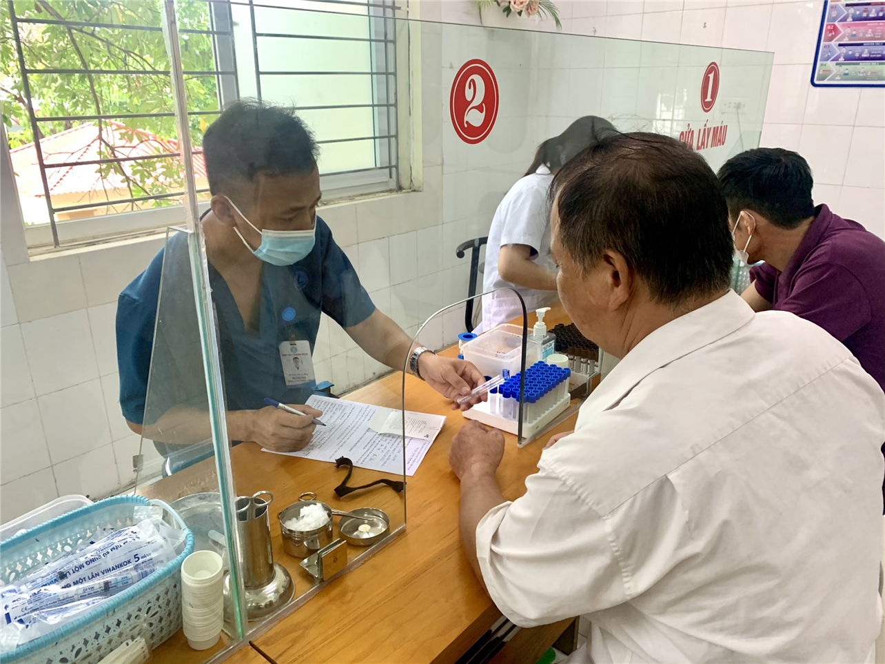 Các bác sỹ của Trung tâm y tế huyện Yên Lập tiến hành khám, tư vấn sức khoẻ miễn phí cho lực lượng tham gia đảm bảo an ninh trật tự ở cơ sở.