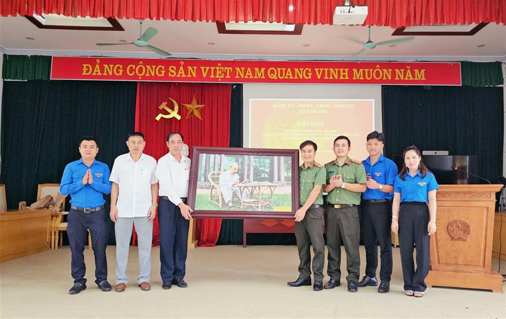 Các đơn vị tham gia tình nguyện tặng quà Ủy ban nhân dân xã Đạo Trù.