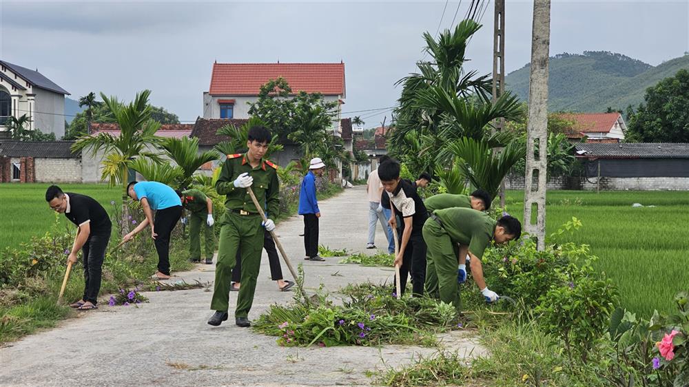 Đoàn viên thanh niên cùng nhân dân chỉnh trang đường làng.