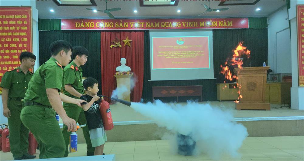 Tuyên truyền phòng cháy chữa cháy và phòng chống tội phạm.