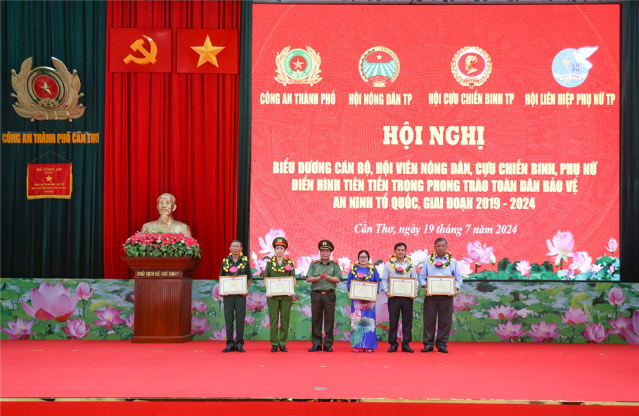 Thừa ủy quyền, Thiếu tướng Nguyễn Văn Thuận trao Bằng khen của Chủ tịch Ủy ban nhân dân thành phố tặng các tập thể, cá nhân.