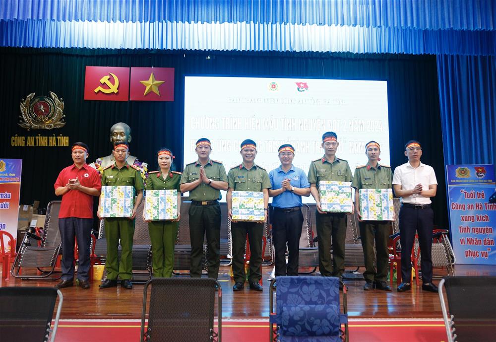 lãnh ddạo CAT tặng quà biểu dương 5 cá nhân được Chủ tịch UBND tỉnh khen thưởng vì tích cực trong phong trào hiến máu.