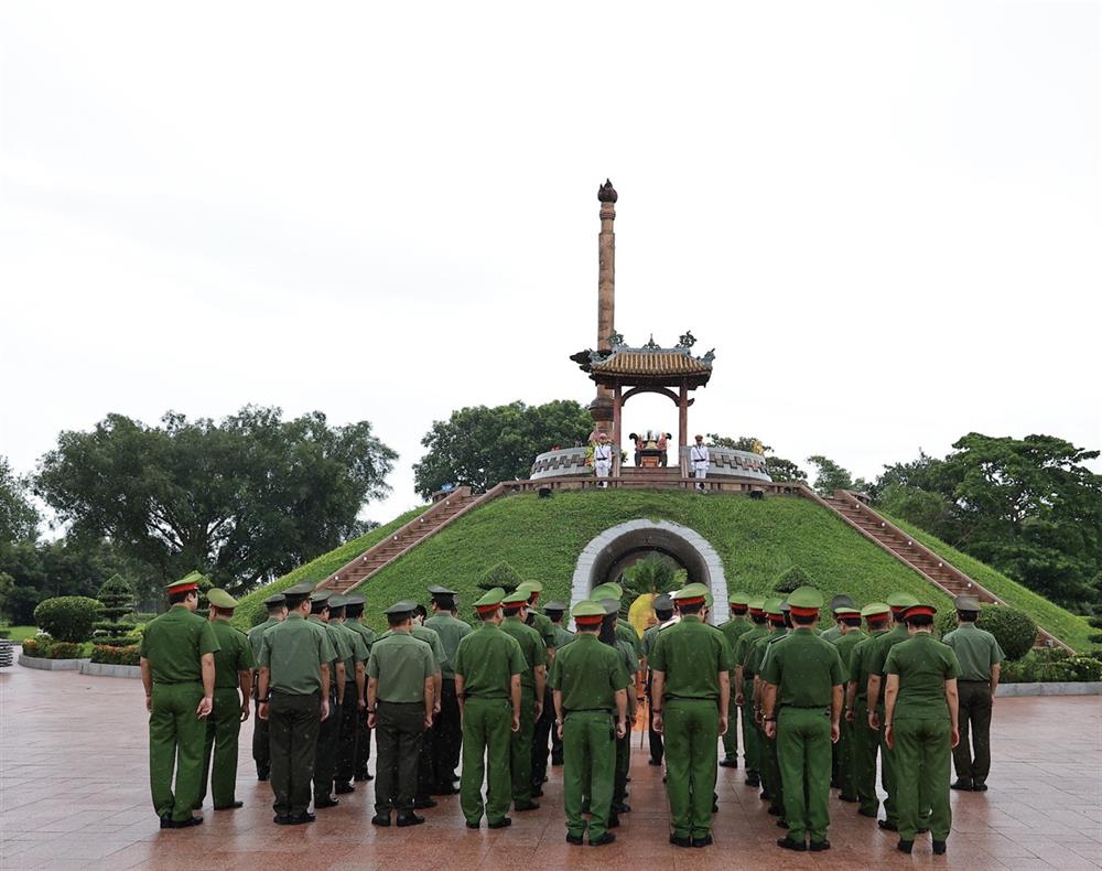 Công an tỉnh Quảng Trị dâng hương tại Nghĩa trang liệt sỹ Quốc gia Trường Sơn và Nghĩa trang liệt sỹ Thành Cổ.