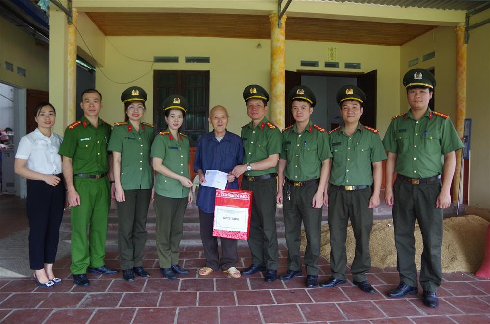 Trao quà tặng các thương, bệnh binh, gia đình liệt sỹ, người có công với cách mạng.