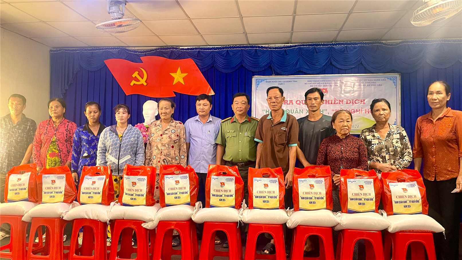 Lực lượng Công an trao quà tặng bà con tại xã Vĩnh Hậu.