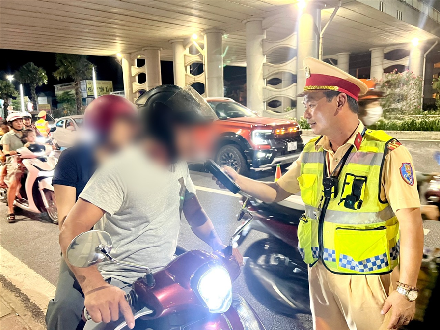 Lực lượng Cảnh sát giao thông kiểm tra nồng độ cồn đối với các lái xe.