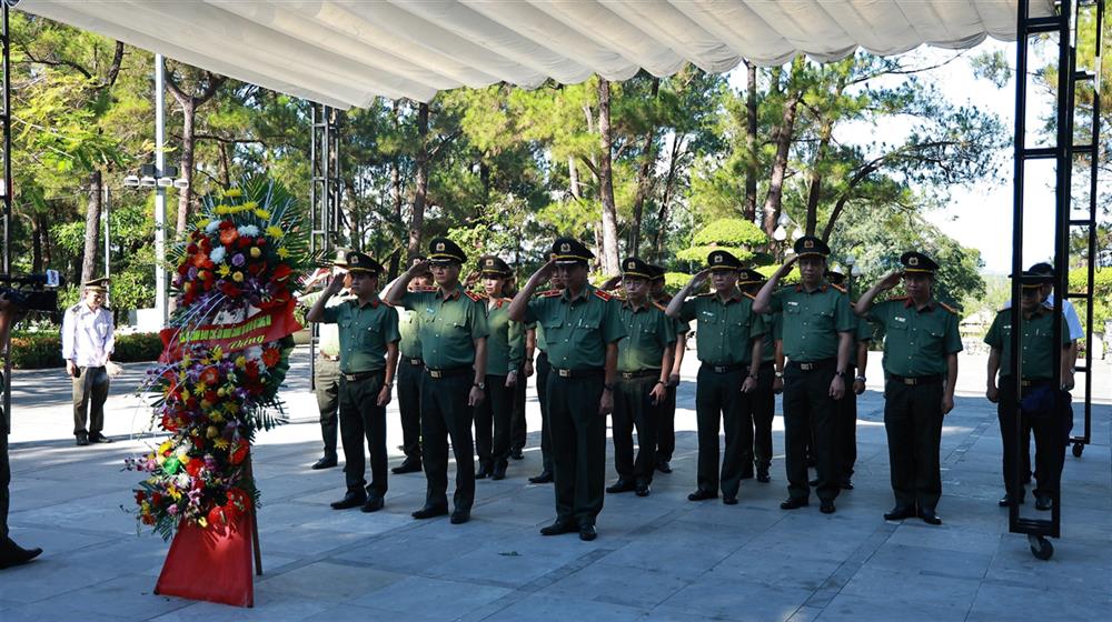 Đoàn công tác Cục An ninh chính trị nội bộ dâng hương tại Nghĩa trang Trường Sơn.