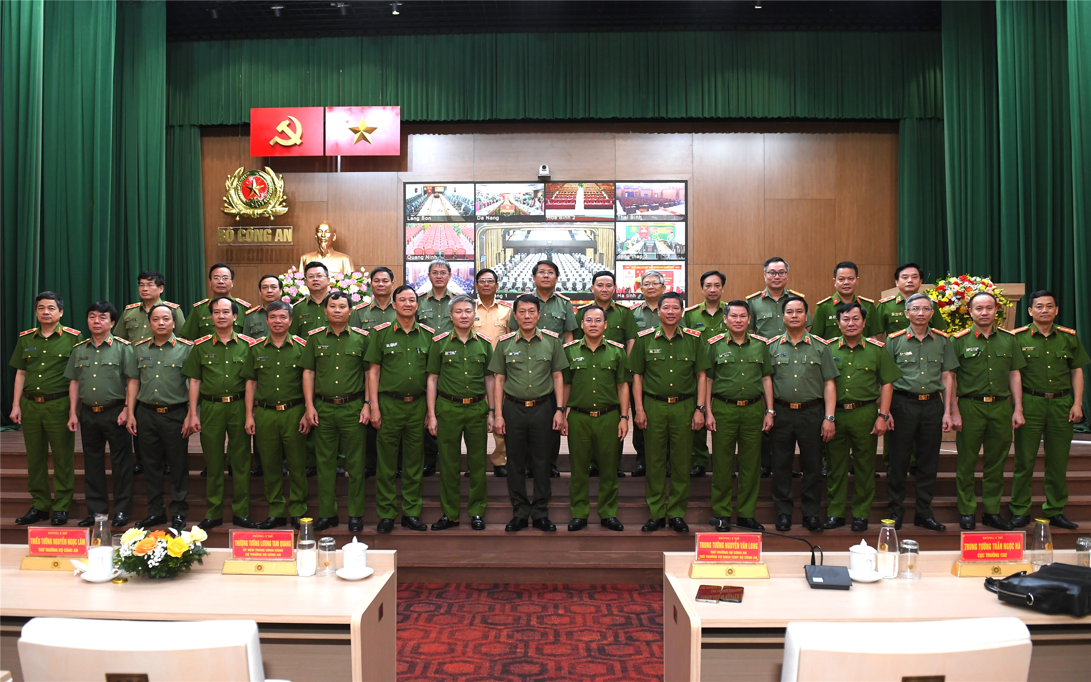 Bộ trưởng Lương Tam Quang cùng các đại biểu dự Hội nghị.