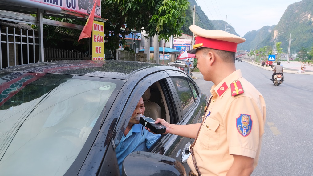 Cảnh sát giao thông Cao Bằng kiểm tra nồng độ cồn đối với người điều khiển phương tiện giao thông.