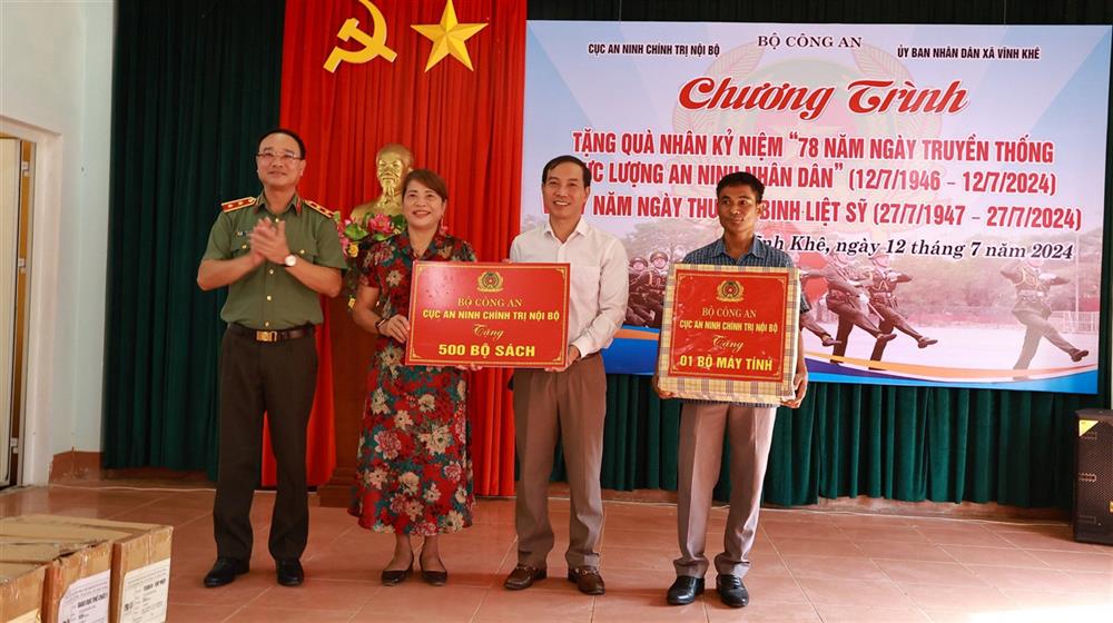 Trao quà tặng Ủy ban nhân dân xã và Trường Tiểu học Vĩnh Khê.