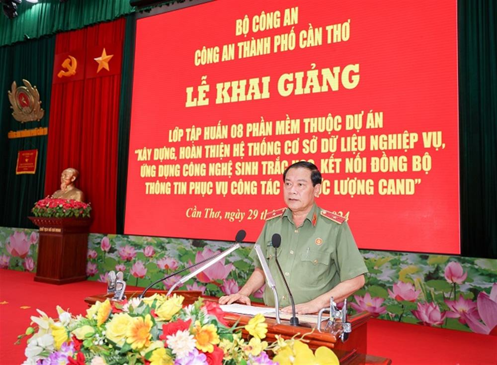 Thiếu tướng Nguyễn Văn Thuận phát biểu tại buổi Lễ.